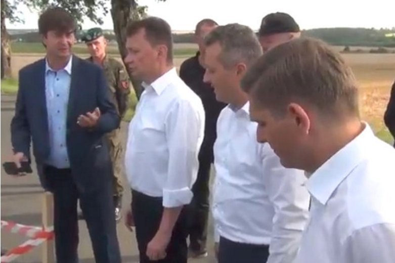 Wizyta Mariusza Błaszczaka w rejonie dotkniętym przez żywioł nie należała do udanych. Jeden z wolontariuszy nie wytrzymał. Furorę w internecie robi nagranie z Borów Tucholskich.