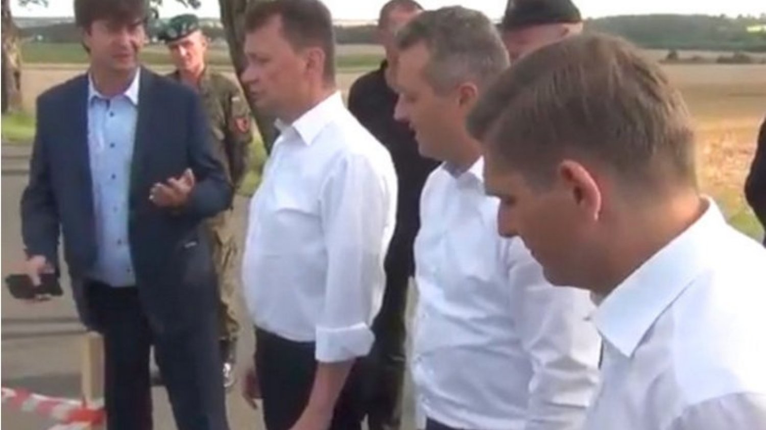 Wizyta Mariusza Błaszczaka w rejonie dotkniętym przez żywioł nie należała do udanych. Jeden z wolontariuszy nie wytrzymał. Furorę w internecie robi nagranie z Borów Tucholskich.