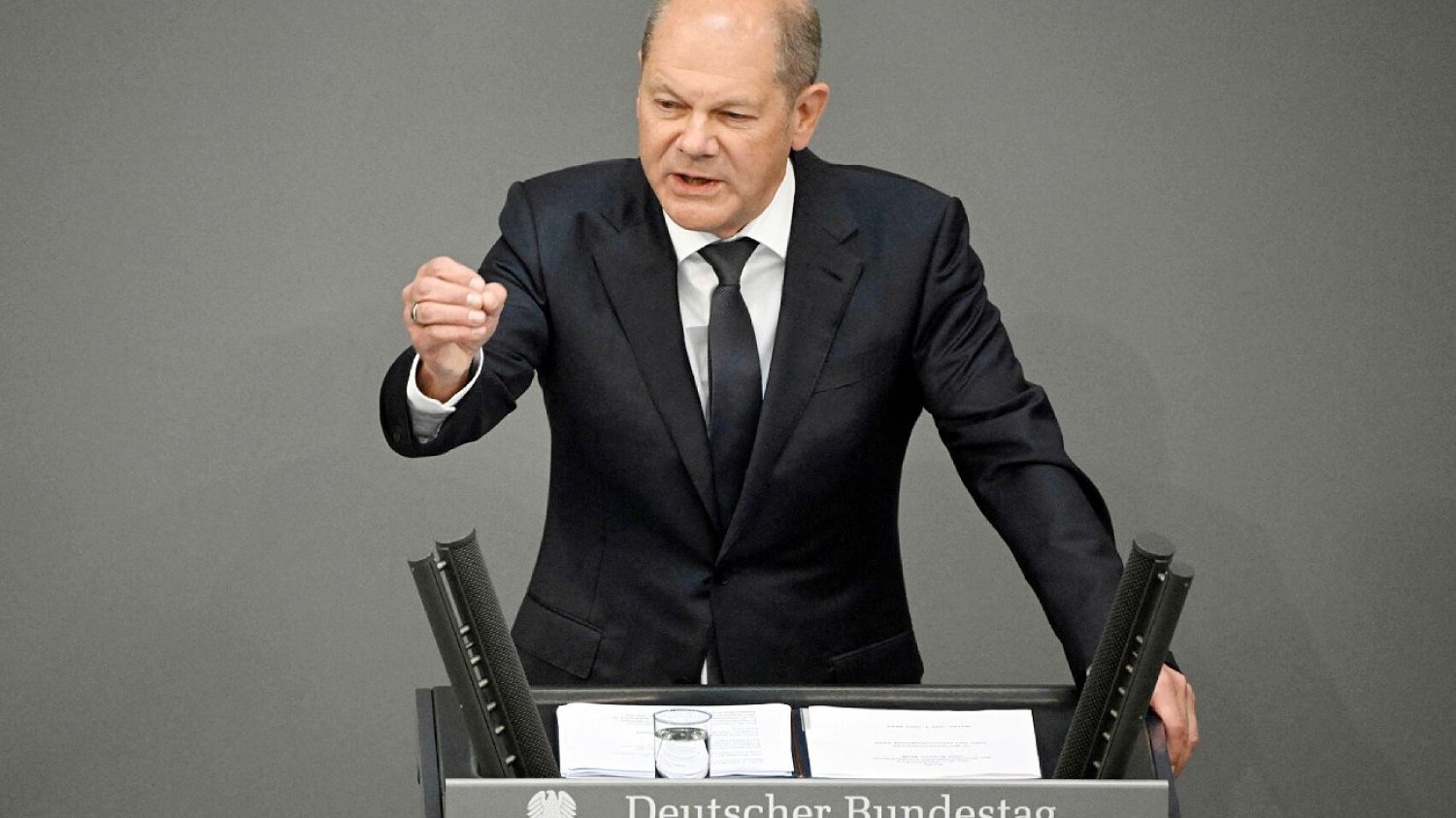 Kanclerz Niemiec Olaf Scholz w Bundestagu