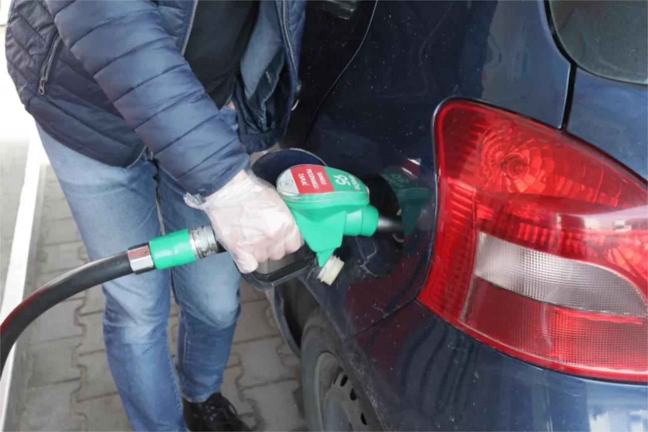 Dziennikarze wytykają błąd TVP Info dot. złego zdjęcia do tekstu o cenach paliw.