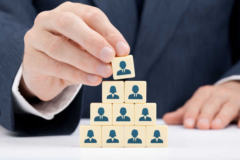 Chociaż MLM to nie piramida finansowa, układ sieci sprzedaży jest ściśle hierarchiczny.