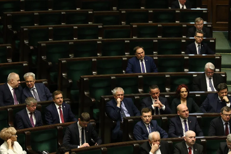 Posłowie PiS zmieścili się w pierwszych ławach.
