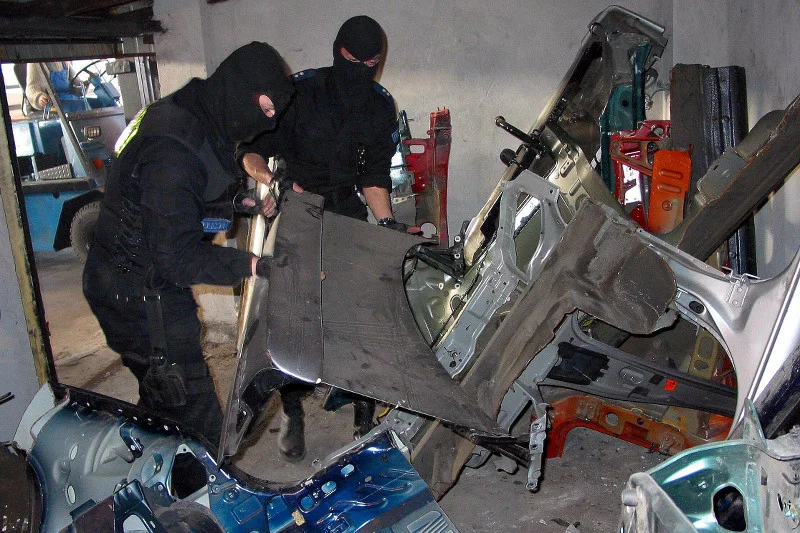 Polska policja na tropie gangu złodziei samochodów.