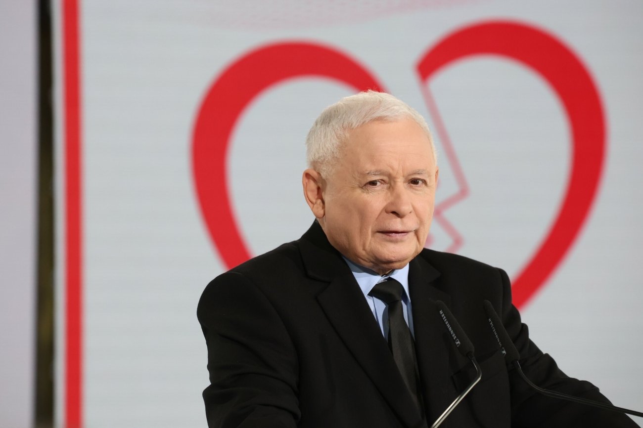 Jarosław Kaczyński, prezes PiS, na tle rysunku pękniętego serca, które ma symbolizować niedotrzymane obietnice Koalicji Obywatelskiej.