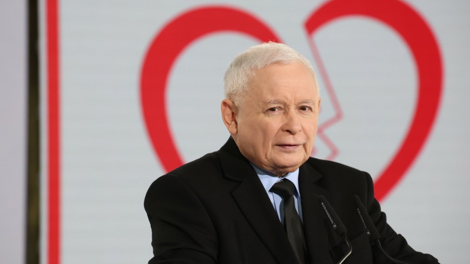 Jarosław Kaczyński, prezes PiS, na tle rysunku pękniętego serca, które ma symbolizować niedotrzymane obietnice Koalicji Obywatelskiej. Jarosław Kaczyński, prezes PiS, na tle rysunku pękniętego serca, które ma symbolizować niedotrzymane obietnice Koalicji Obywatelskiej.