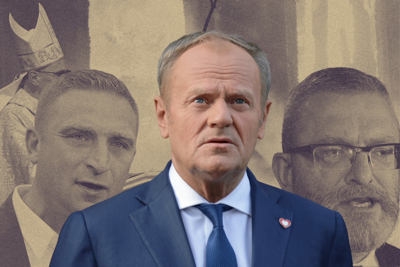 Premier Donald Tusk. Za nim Robert Bąkiewicz i Grzegorz Braun. Na trzecim planie biskup katolicki.
