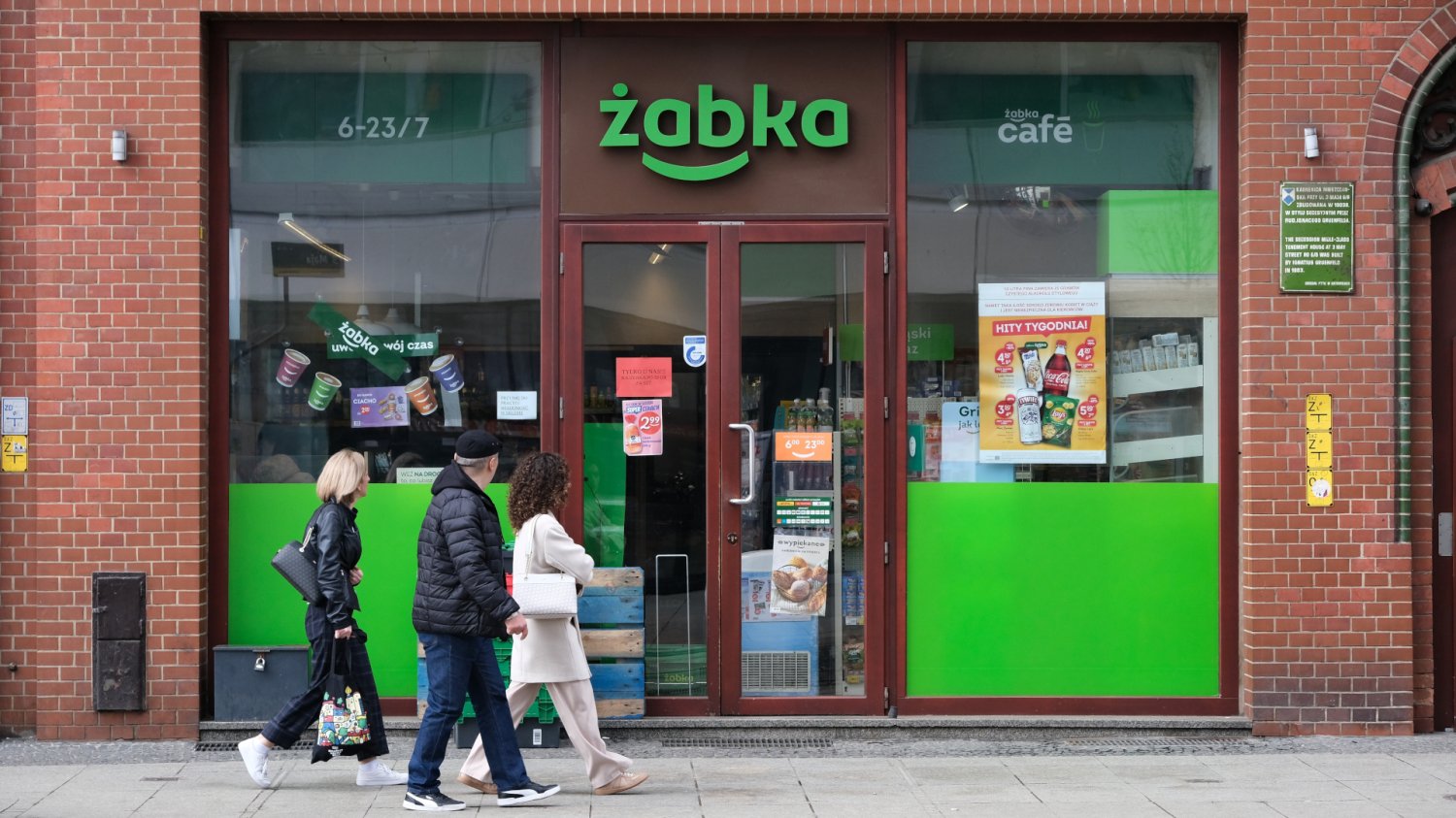 Żabka podbija stawkę w systemie kaucyjnym. Dodaje jeszcze 50 żappsów Gdzie się najbardziej opłaca oddać butelki? Żabka dorzuca żappsy