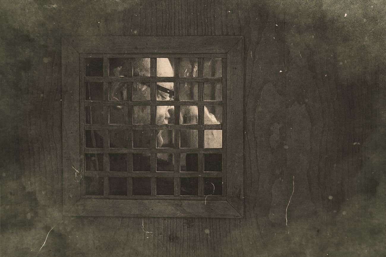 Ksiądz rzymskokatolicki w konfesjonale.