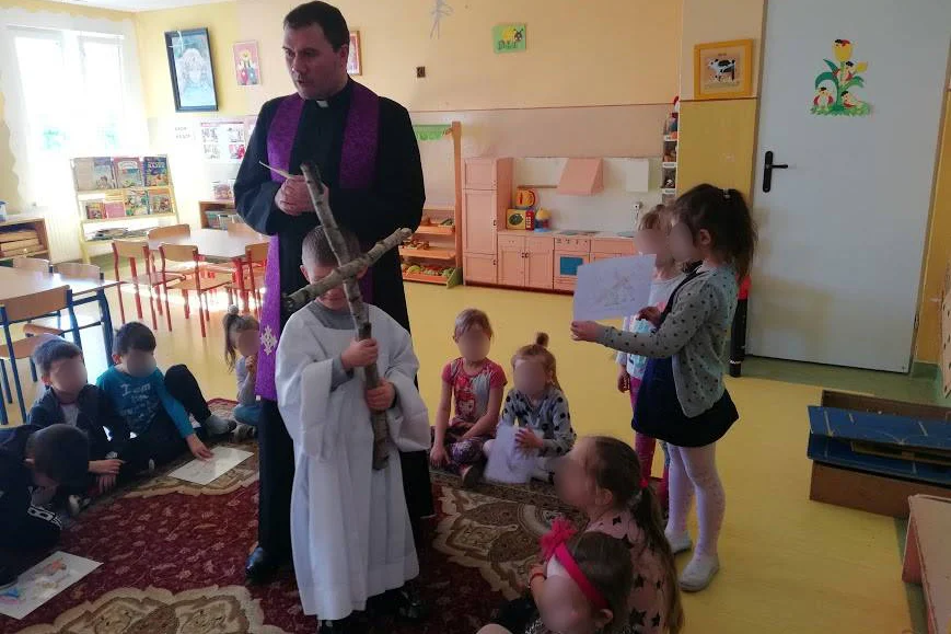 Parafia Chełmża zorganizowała drogę krzyżową w przedszkolu