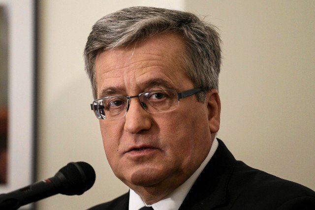 Komorowski pyta, dlaczego Kaczyński stoi tam, gdzie Kryże.