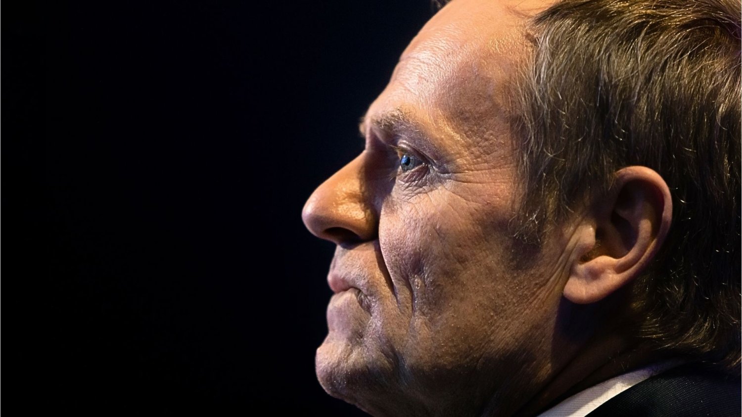 Donald Tusk, zdjęcie na ciemnym tle Donald Tusk z profilu