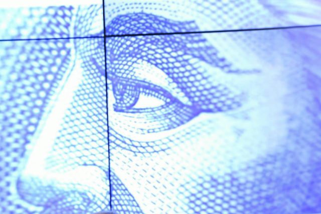 Polski Złoty jest w tej chwili walutą, która najbardziej słabnie wobec dolara i euro.