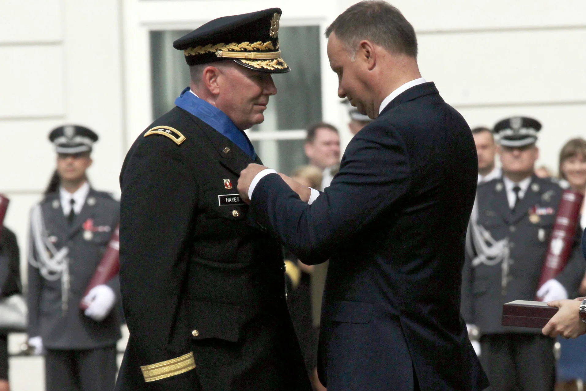 Andrzej Duda odznaczył generała dywizji Richarda J. Hayesa.