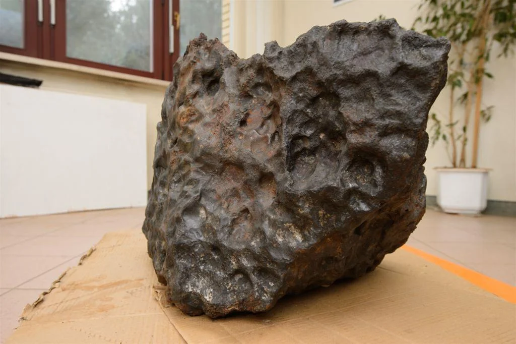 Podczas ważenia na Wydziale Nauk Geograficznych i Geologicznych UAM okazało się, że meteoryt ma 261 kg.