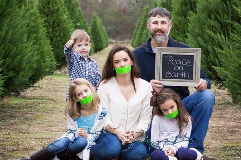 Seksistowskie zdjęcie świąteczne? Oto kobiety, które nie mają głosu. Chociaż podobno był to żart.