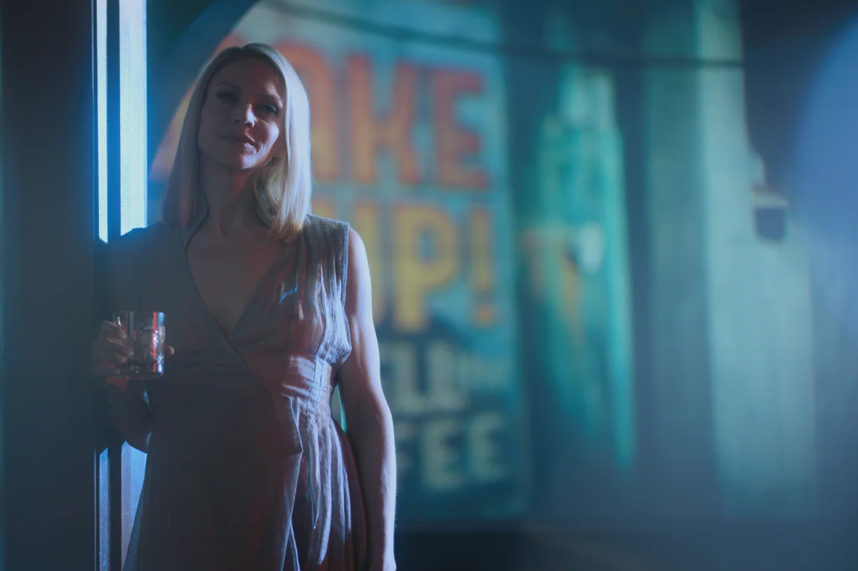 "Modyfikowany węgiel" to najnowsza superprodukcja od Netflixa. Książkowy pierwowzór, który łączył noir i cyberpunk, został spłycony, a całość przypomina porno wersję "Łowcy androidów".