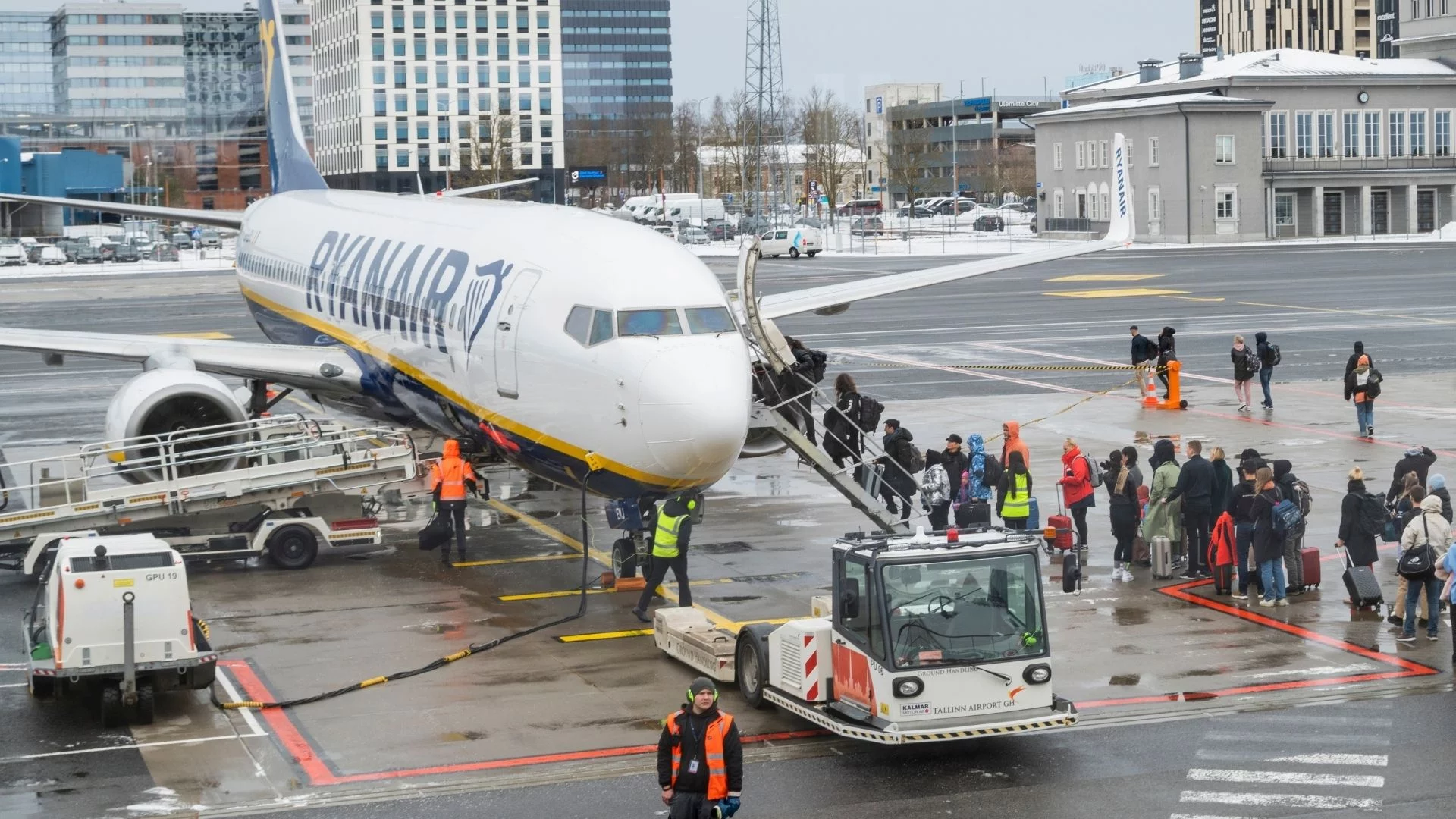 Ryanair przecenia bilety lotnicze Pasażerowie Ryanaira