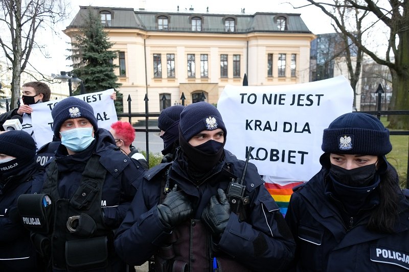 Do płotu przed TK przypięli się aktywiści. Policja zasłoniła ich parawanem.