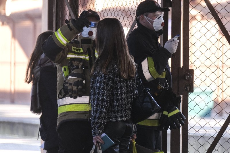 Na granicach trwają kontrole temperatury. W całym kraju przeprowadzono ponad 2 tys. testów na koronawirusa.