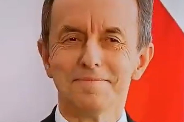 Dziennikarz TVP Miłosz Kłeczek przerywał marszałkowi Senatu Tomaszowi Grodzkiemu, mimo że wcześniej sam zadał trzy pytania, nie dając mu dojść do głosu.