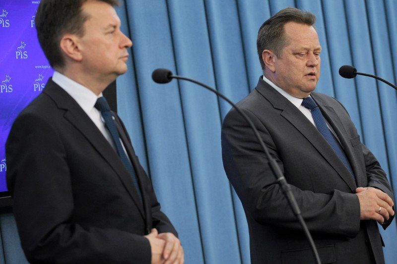 Szef MSWiA Mariusz Błaszczak i jego zastępca Jarosław Zieliński nie poczuwają się do politycznej odpowiedzialności za śmierć Igora Stachowiaka