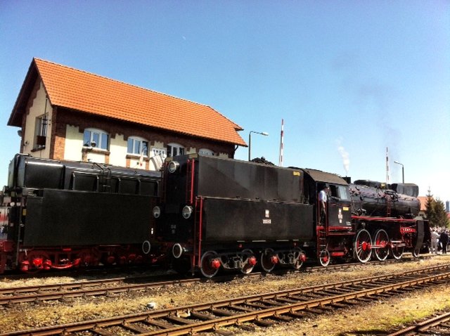 Inauguracja "Parady Parowozów" - polska maszyna OL 49 69 i niemiecki, opalany mazutem OL 509 sygnałem dźwiękowym upamiętniają ofiary katastrofy pod Szczekocinami