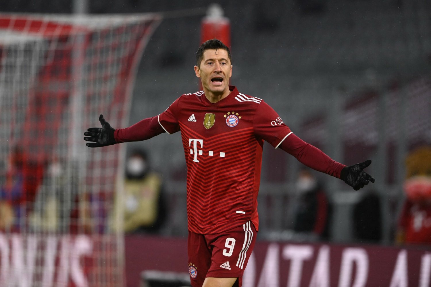 Robert Lewandowski wciąż nie podpisał umowy w Monachium, a czeka na niego fortuna