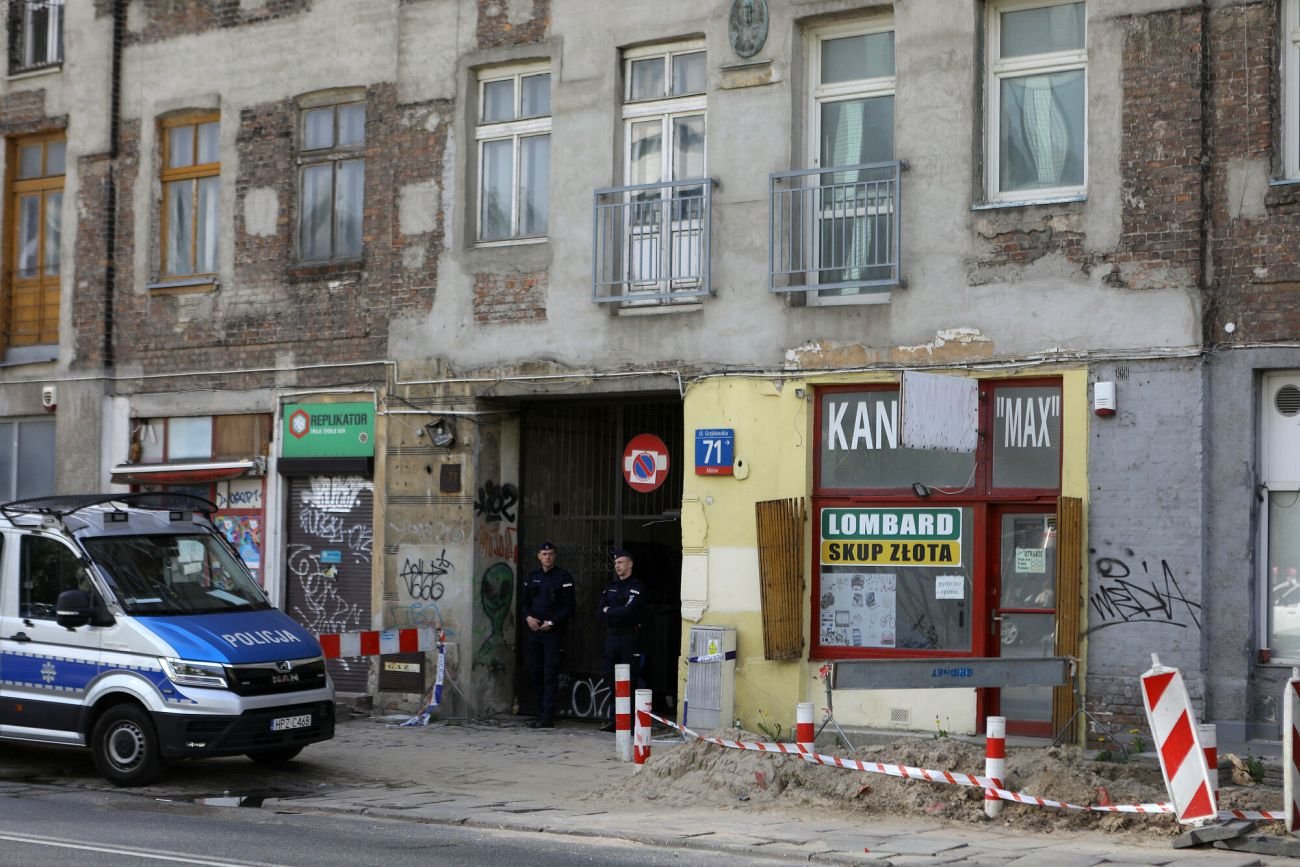 Ul. Grzybowska 71 na warszawskiej Woli. To tu znaleziono ciała czterech mężczyzn