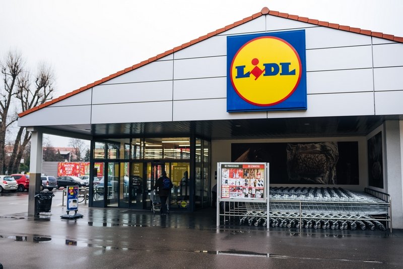 Lidl sprzedaje pluszową kurtkę typu baranek.