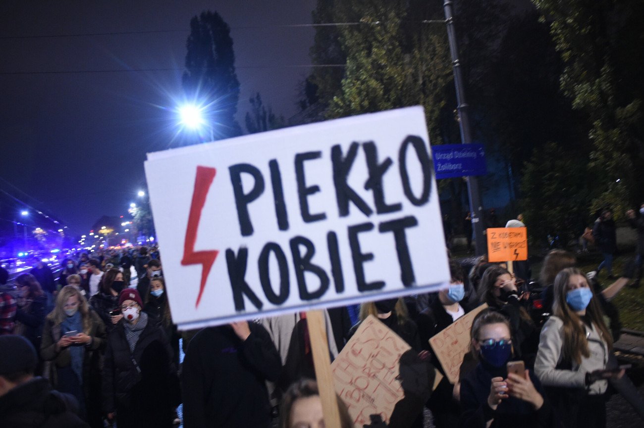 Rządzący szukali możliwości, żeby obwinić strajkujące kobiety za wzrost zakażeń koronawirusem?