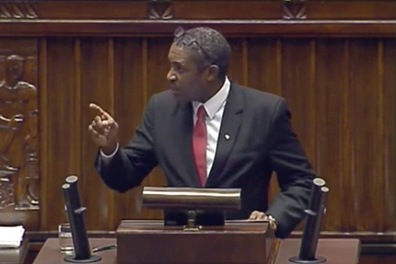 Czarnoskóry poseł mówiący o "republice bananowej" i rozbawiona tym sala sejmowa.