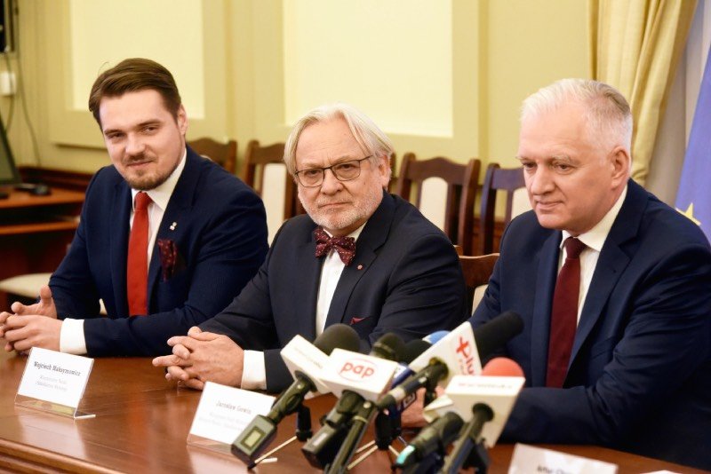 Wypij i Maksymowicz z Jarosławem Gowinem. Wypij i Maksymowicz grożą odejściem z klubu PiS.