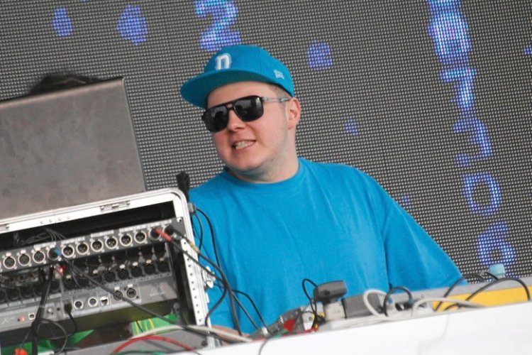 Facebook: Donatan krytykuje artystów narzekających na brak pieniędzy.