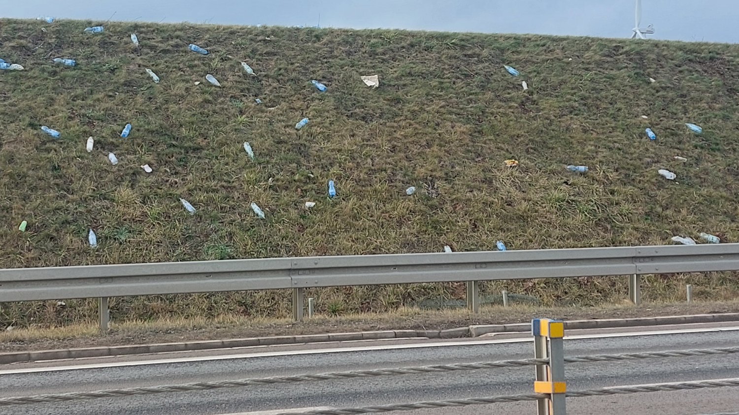 GDDKiA pokazała zdjęcia śmieci przy drogach. To plaga wśród kierowców Co grozi za wyrzucenie śmieci przy drodze? To plaga, ale kara jest mała