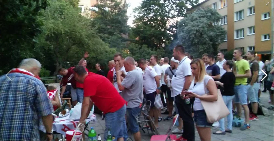 Najbliższy mecz Polaków sąsiedzi z Płockiej obejrzą w wynajętym lokalu, bowiem zmagania ze Szwajcarami są transmitowane o godzinie 15, to zbyt jasno puszczenie relacji z projektora.