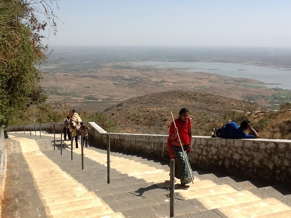 3200 schodów do świątyni dżinijskiej w Palitana, Indie