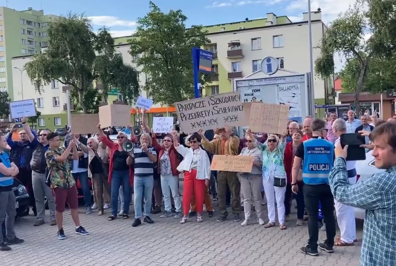 "Będziesz siedział", "J***ć PiS". Tak powitali Kaczyńskiego w Płocku
