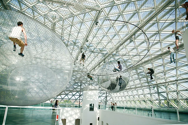 ,,In Orbit" instalacja Tomása Saraceno.