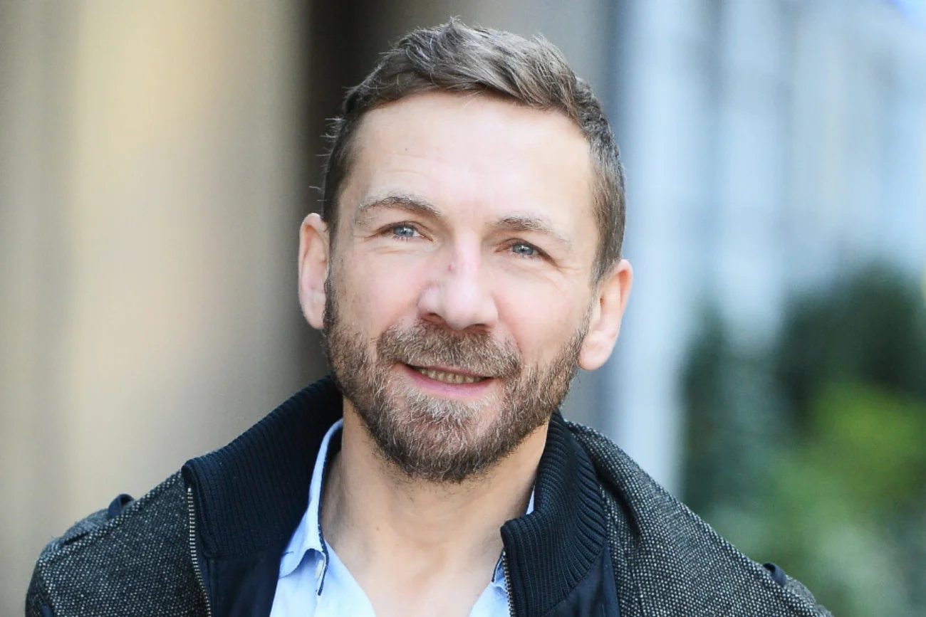 50-letni Przemysław Kossakowski poszedł na studia. Jaki kierunek wybrał?