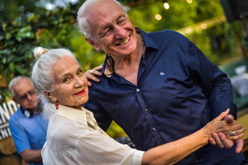 Niektórzy seniorzy po raz drugi przeżywają młodość