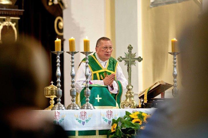 Ks. Roman Kneblewski nie wierzy w pandemię.
