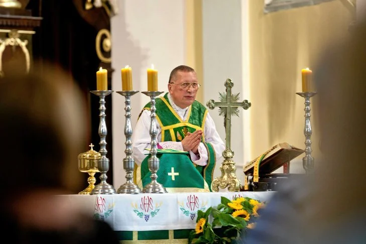Ks. Roman Kneblewski nie wierzy w pandemię.