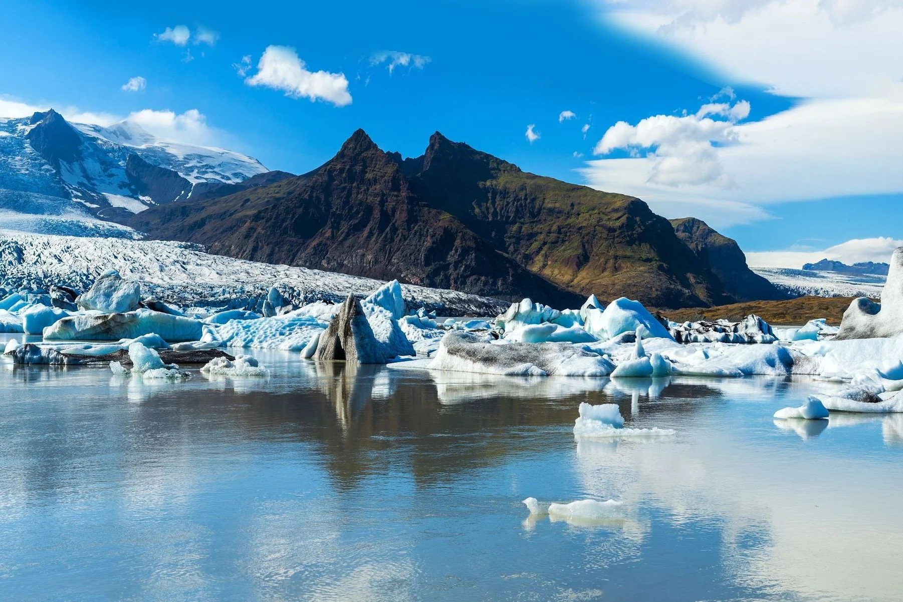 Islandia miejscami skuta jest lodem i pokryta śniegiem przez cały rok.