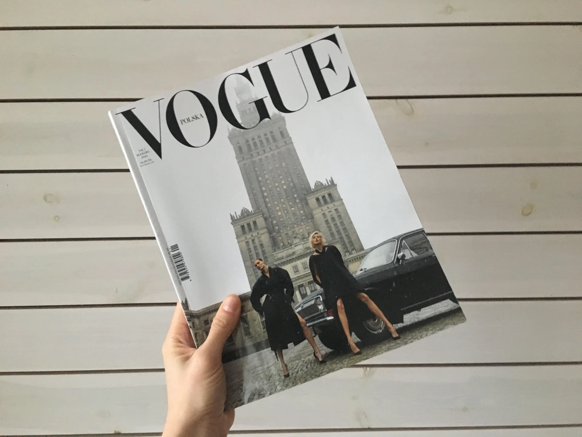 Zdjęcie z okładki "Vogue Polska" zaczęto porównywać do fotografii z lat 60.