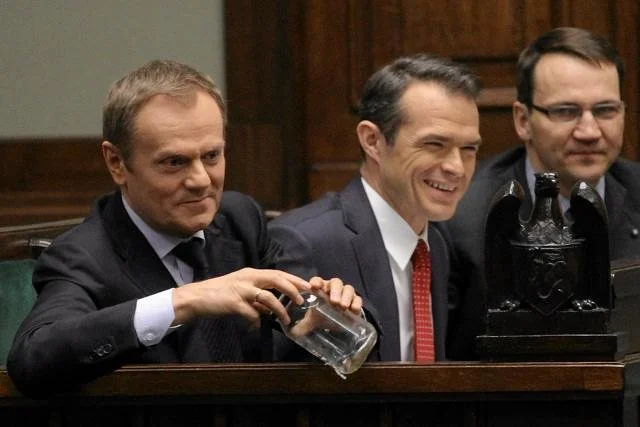 Donald Tusk, Sławomir Nowak i Radosław Sikorski. W rękach premiera znajduje się słoik z karaczanem brazylijskim