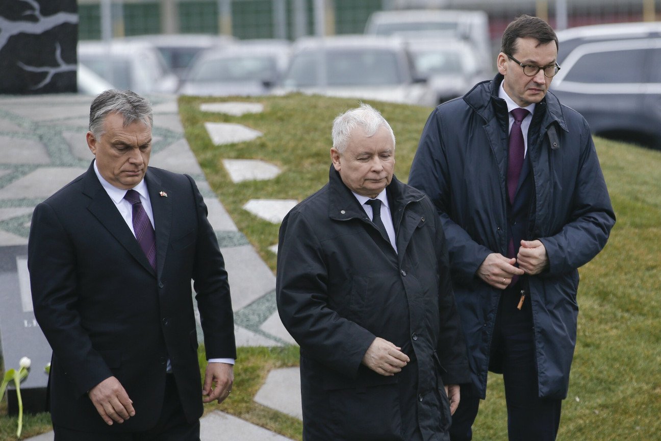 Viktor Orbán, Jarosław Kaczyński i Mateusz Morawiecki podczas uroczystości w 2018 r. przy pomniku smoleńskim w Budapeszcie.