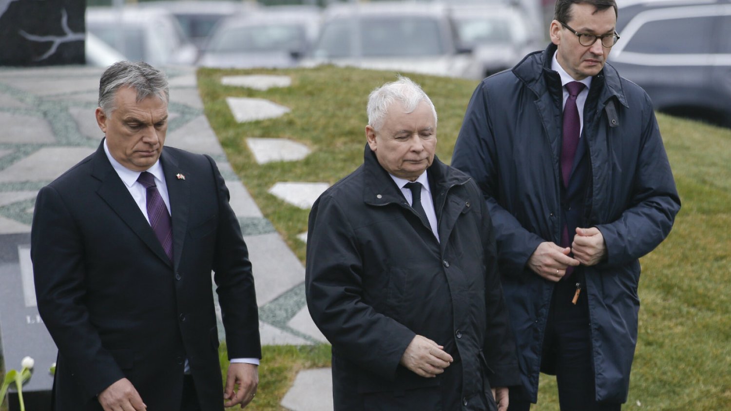 Viktor Orbán, Jarosław Kaczyński i Mateusz Morawiecki podczas uroczystości w 2018 r. przy pomniku smoleńskim w Budapeszcie.