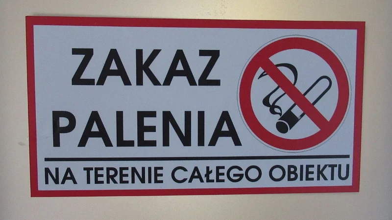 Zakaz palenia – typowa naklejka w budynkach użyteczności publicznej w Polsce