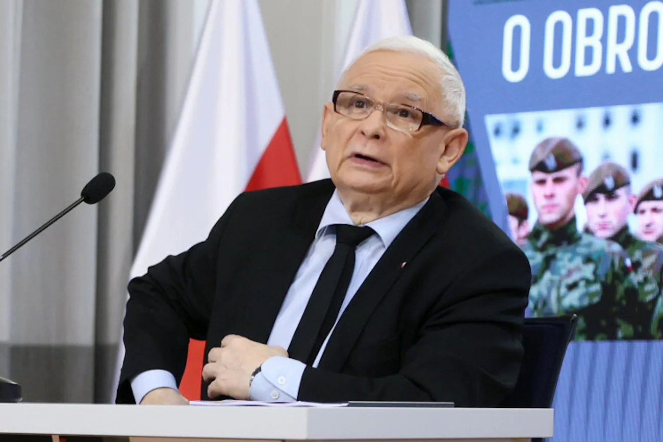 Podczas konferencji zadzwonił telefon Jarosława Kaczyńskiego. Prezes PiS używa sprawdzonego modelu.