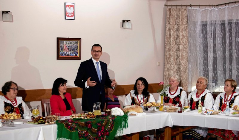 Kołom gospodyń wiejskich premier Morawiecki obiecał program 3 tysiące plus.